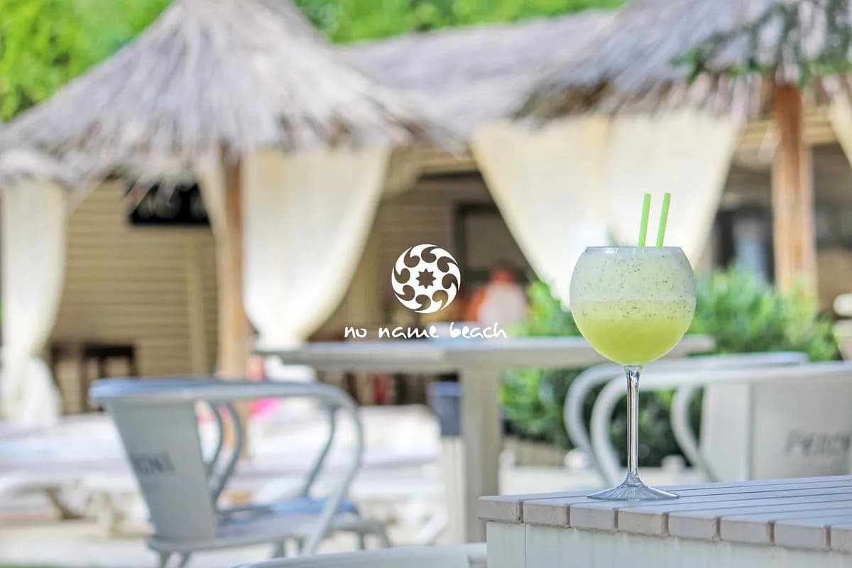 Strandul No Name (No Name Beach)